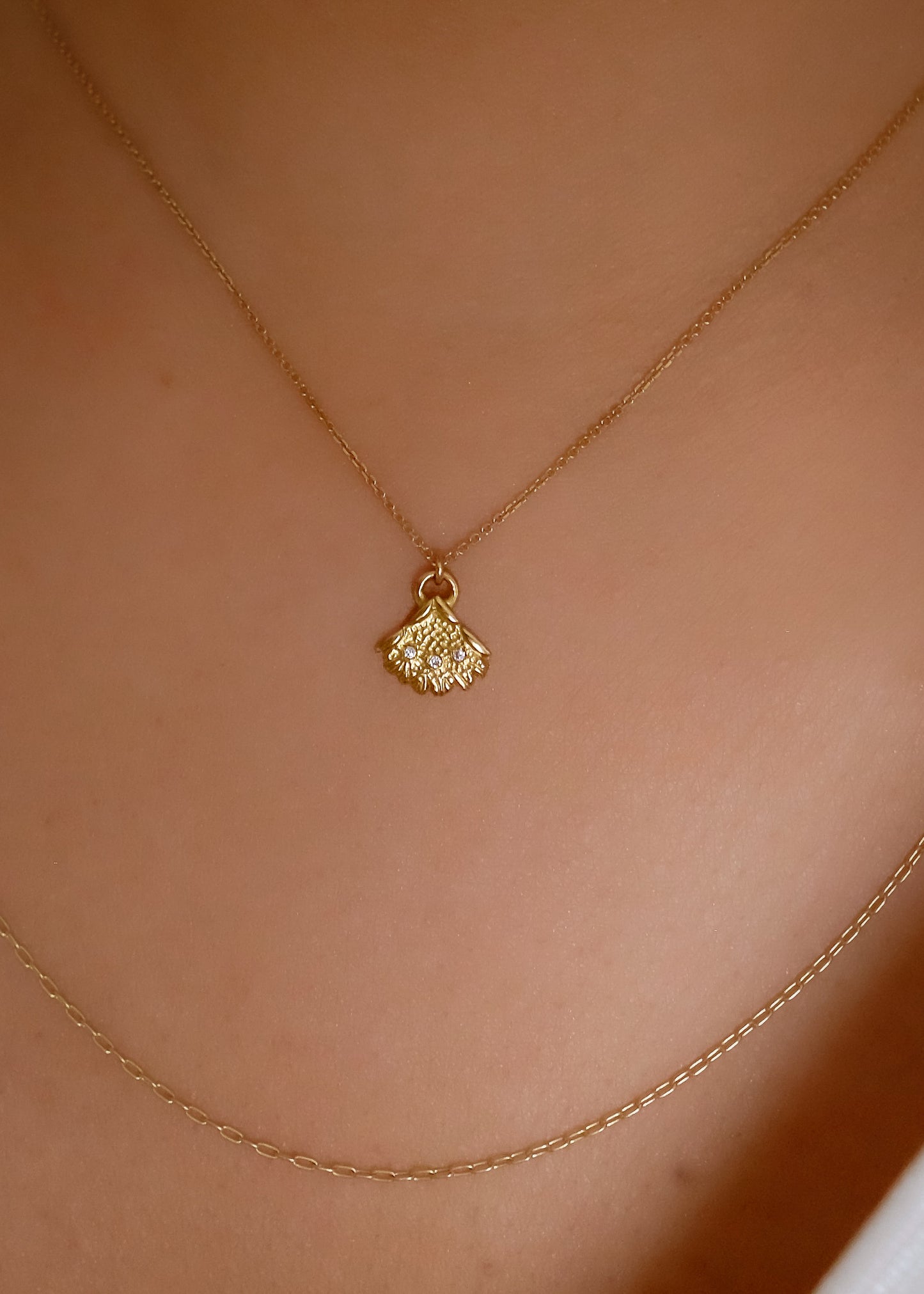 Inspired by antique folding fans of the same name, the Brise necklace is a study in craftsmanship. Three gleaming diamonds grace elaborate scales that fan out to intricate lace-like edging, creating an ornate and elegant piece to be cherished for generations.