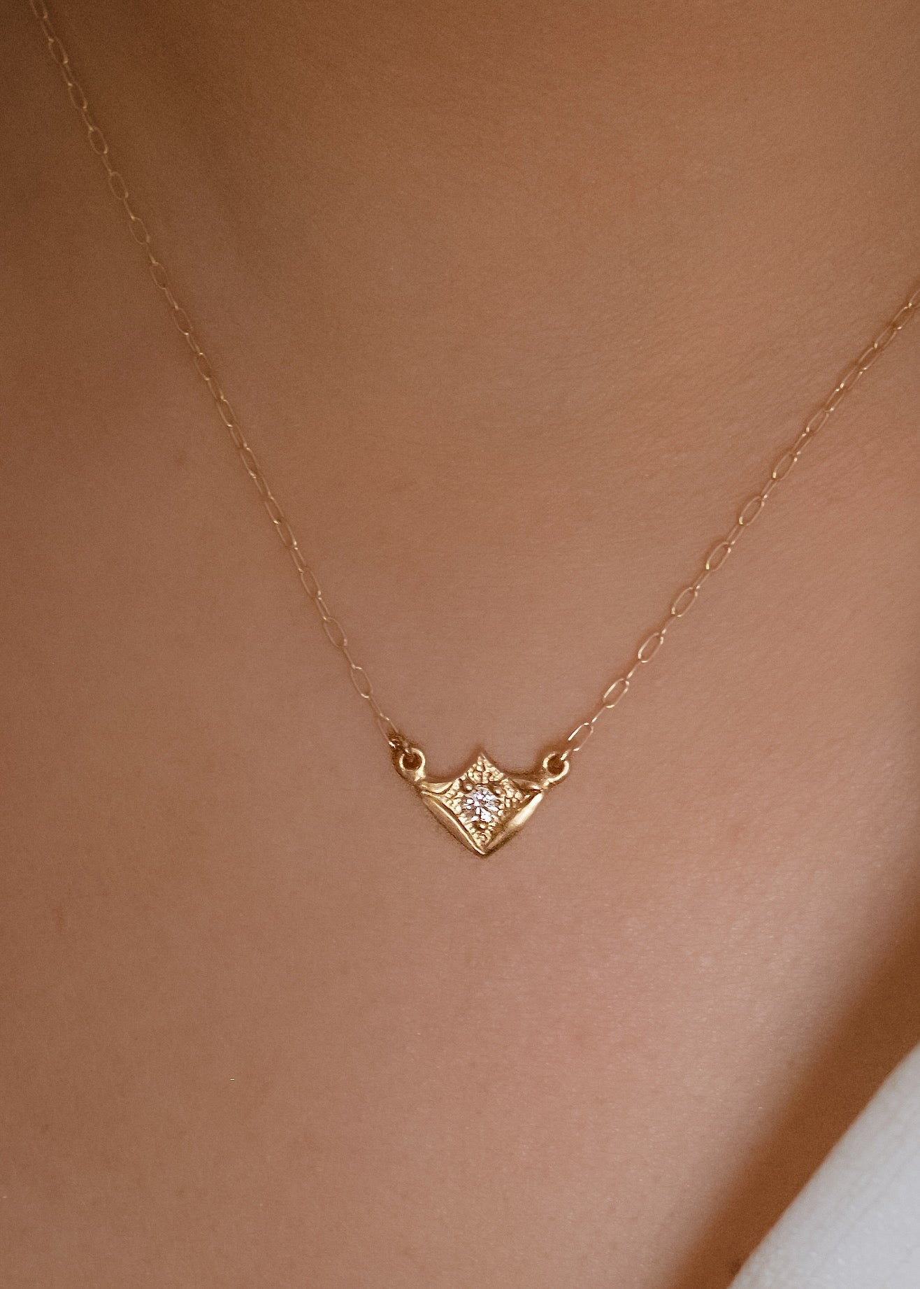On the Rue Saint-Séverin, the Gothic cathedral reigns, its bell marking the passage of time as it has for over 700 years. Among the sloping curves and keen points of its vaulted ceiling, the Vault necklace draws its inspiration. A gleaming diamond is graced with beads and textured gold to create a necklace that evokes the magic of those Parisian nights that shimmer with warmth and history.