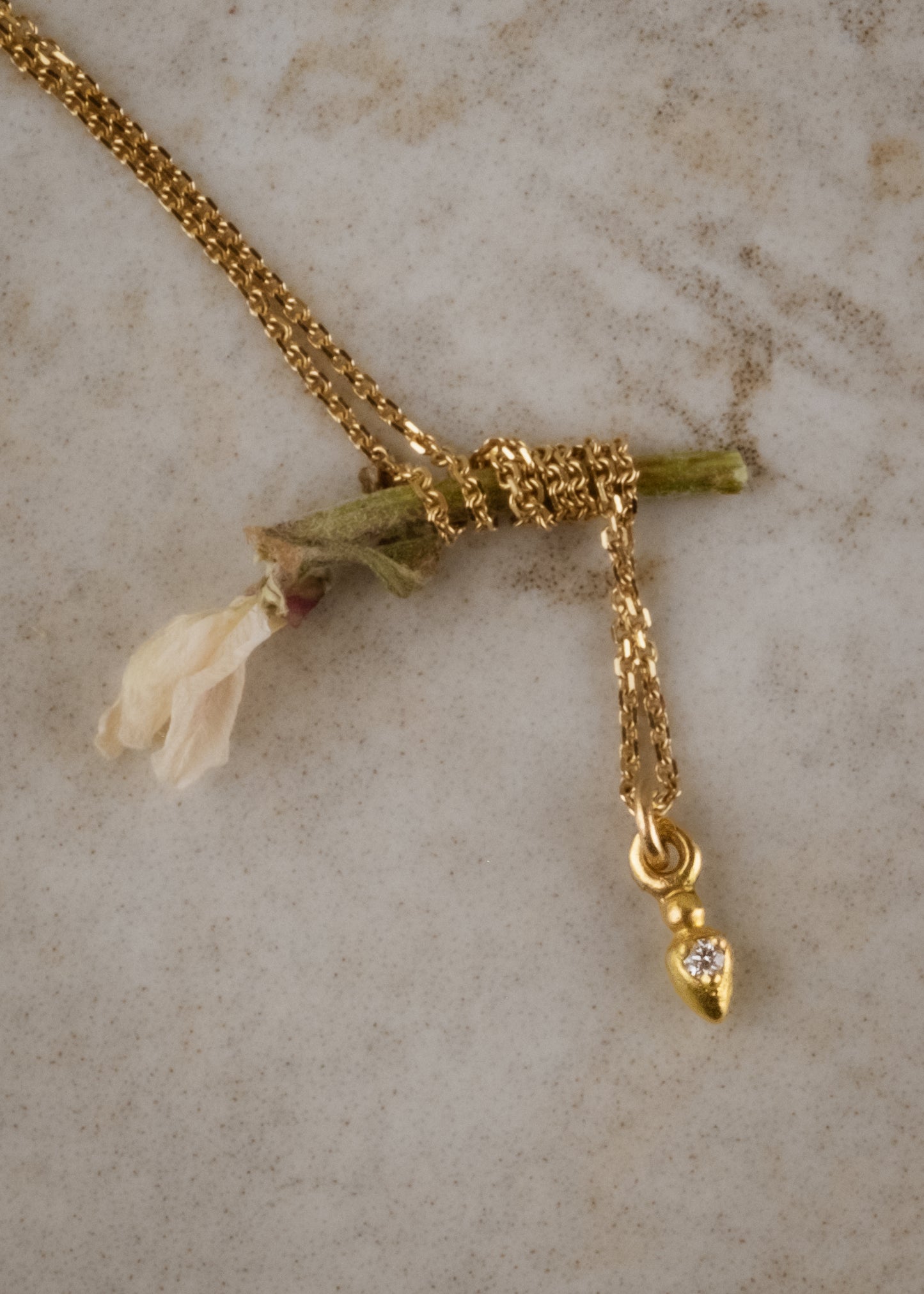 In the City of Lights, the chords of Maxence Cyrin’s piano drift up the alleyway, wrapping around wrought iron balconies and echoing off cobblestone. As timeless as the city itself, the Cyrin necklace drops delicately, revealing a gleaming diamond that sparkles like a reflection off the Seine.