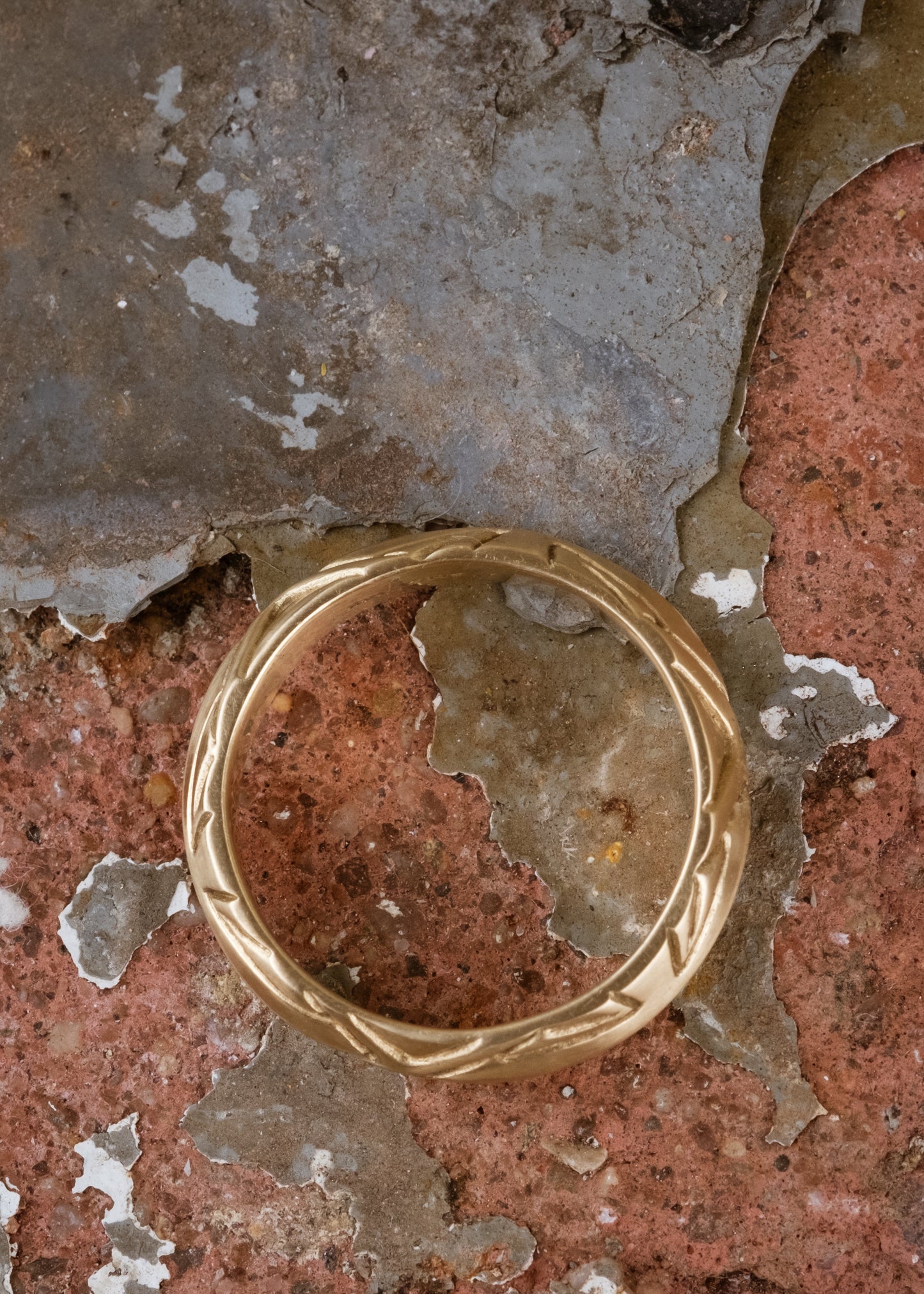Like the dear friend for whom it is named, the Ogden is a man’s wedding band with a ton of character. This solid, masculine gold ring exudes strength and substance.