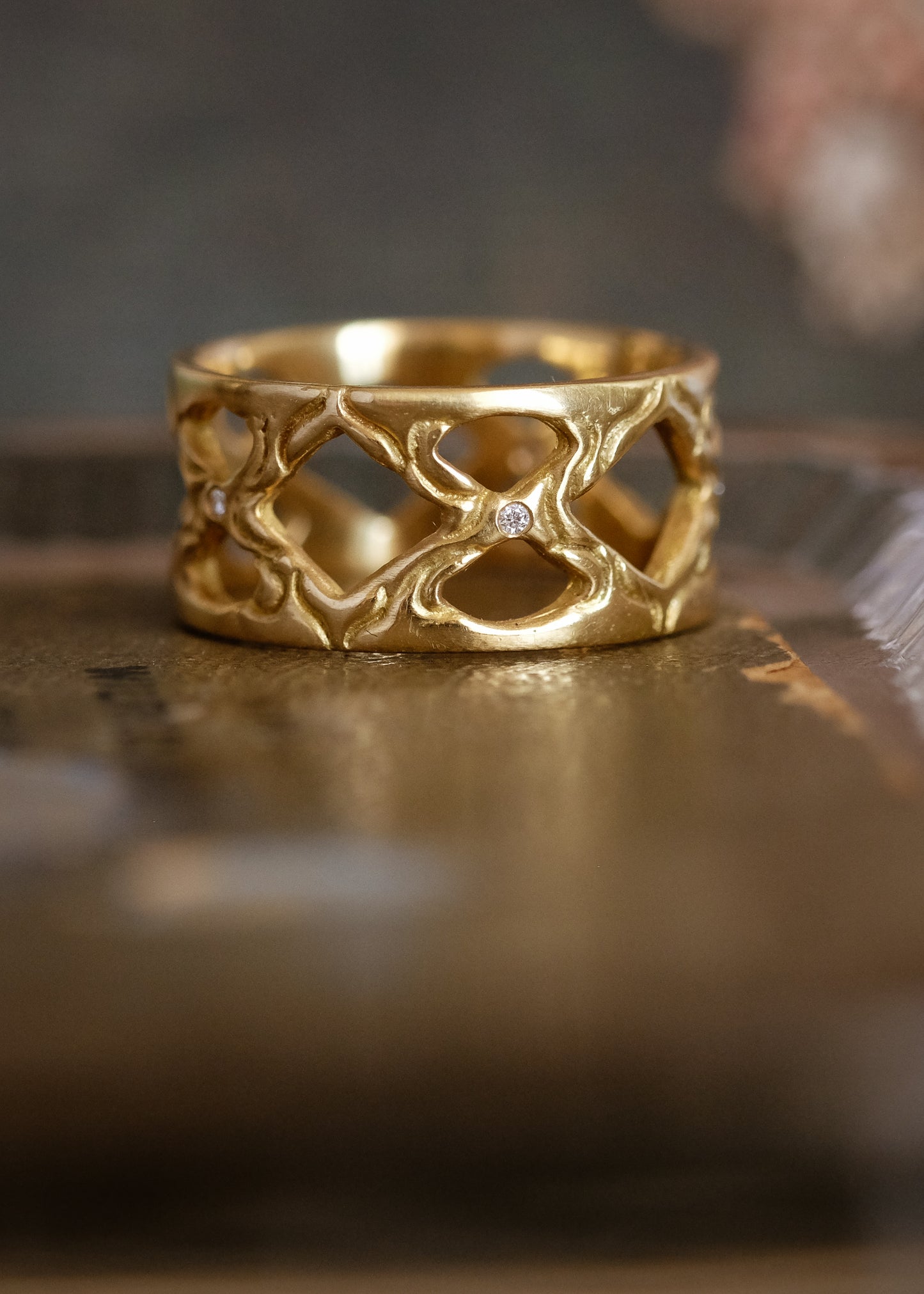 Beauty is brought to light through balance. The substantial width of the Lati band achieves equilibrium with the negative space created by its soft curves, allowing the eye to focus on the brilliance of each diamond.