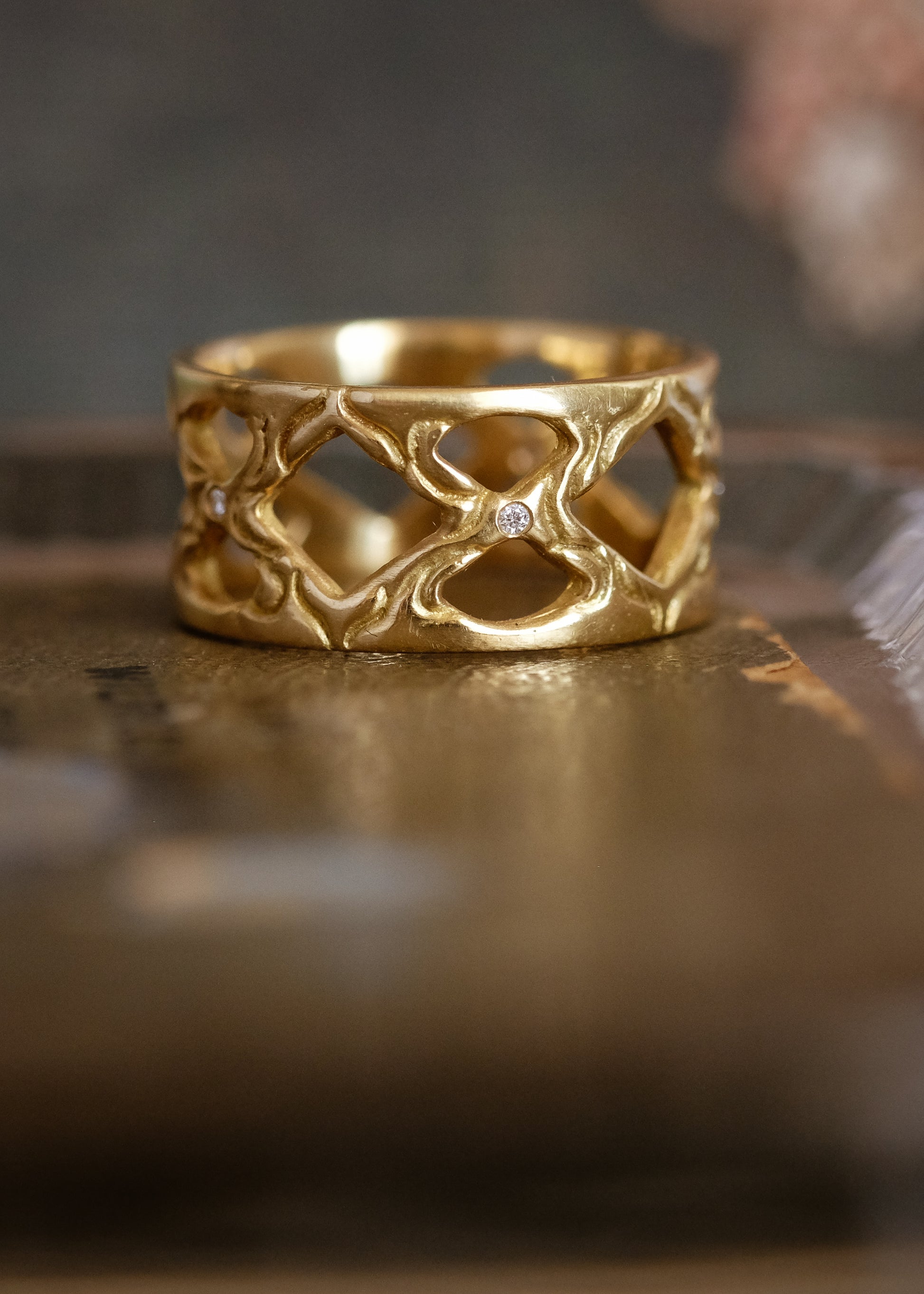 Beauty is brought to light through balance. The substantial width of the Lati band achieves equilibrium with the negative space created by its soft curves, allowing the eye to focus on the brilliance of each diamond.