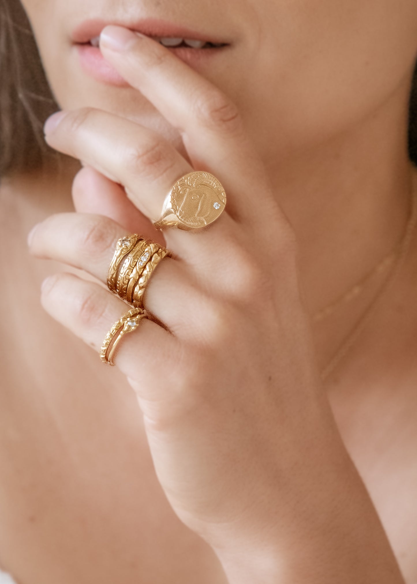 Inspired by winding roads that invite spontaneous adventure, the hand-detailed patterns in the Lain ring create a map for daydreams—a personal compass made of precious gold.