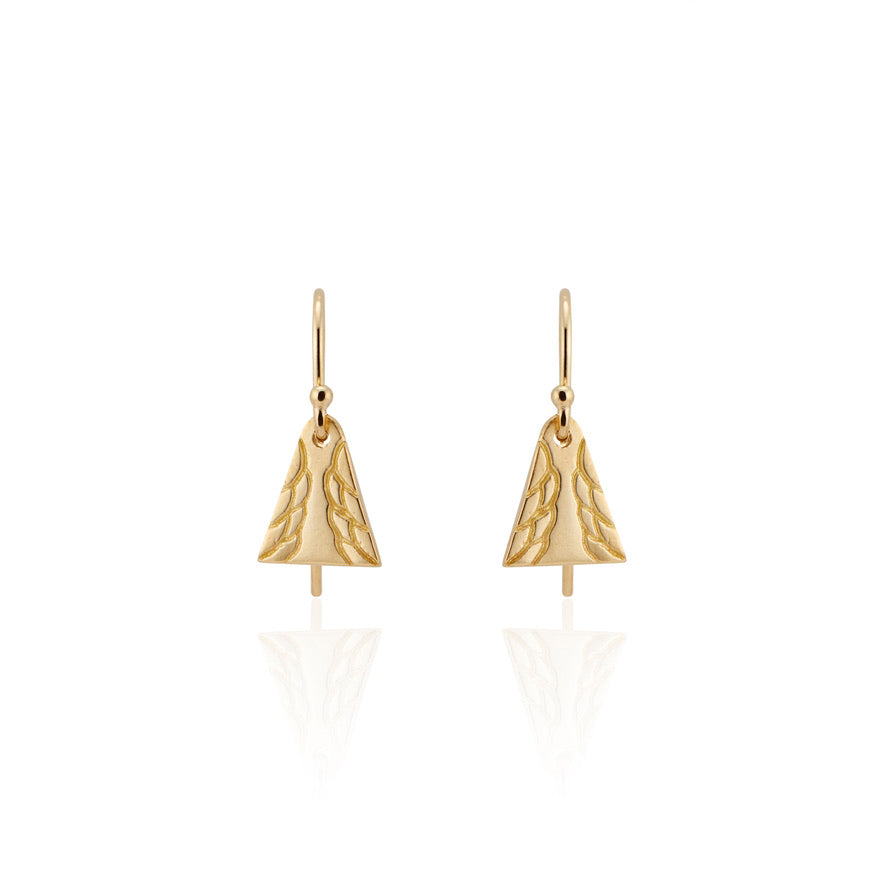 Inspired by tassel rings worn by a beloved aunt, the Wing earring is grounded in simplicity, with a hand-carved feather design that beckons the imagination to soar.