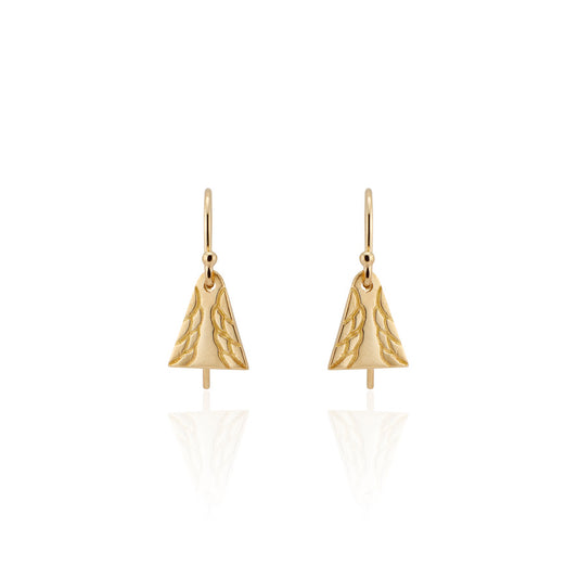 Inspired by tassel rings worn by a beloved aunt, the Wing earring is grounded in simplicity, with a hand-carved feather design that beckons the imagination to soar.