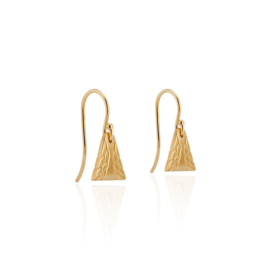Inspired by tassel rings worn by a beloved aunt, the Wing earring is grounded in simplicity, with a hand-carved feather design that beckons the imagination to soar.