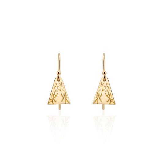 Fine hand-carved details grace the Wire earring, a playful pattern that evokes a beloved aunt’s tassel rings—the inspiration behind this triangular style. 