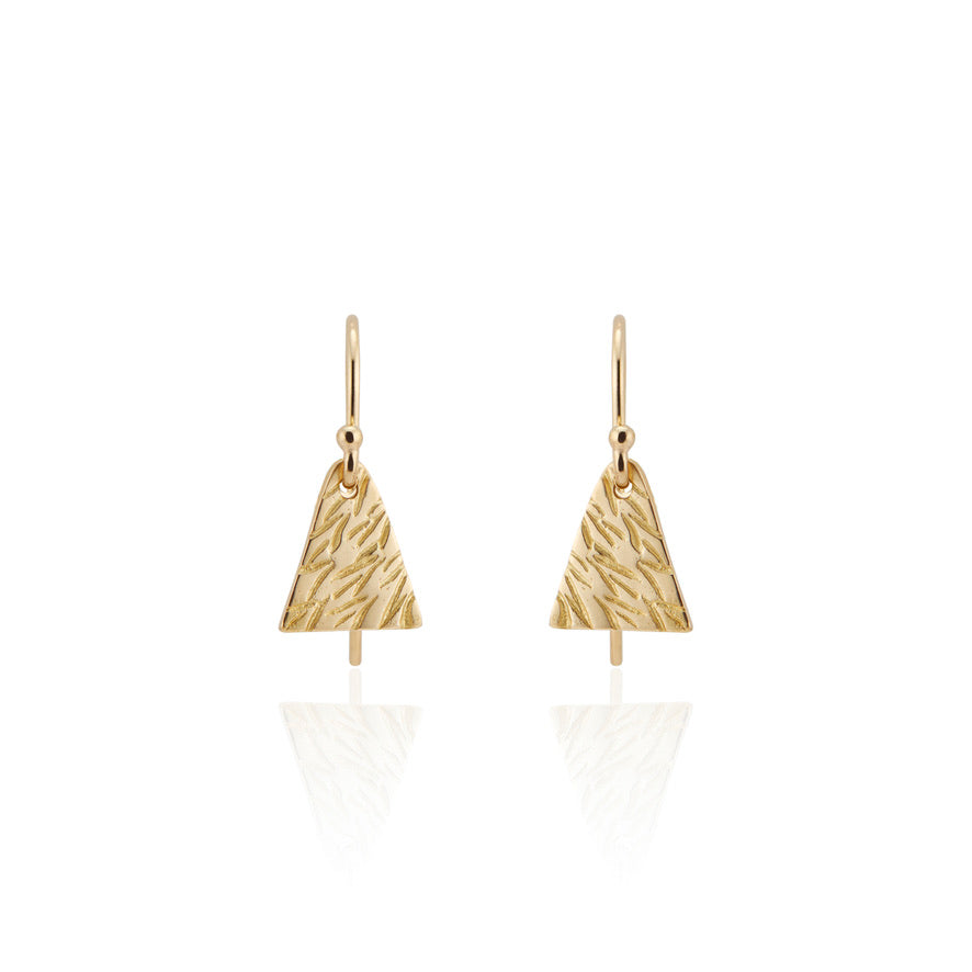 A delicate texture graces the triangular Sketch earring, a celebration of visual musings and infinite daydreams. 
