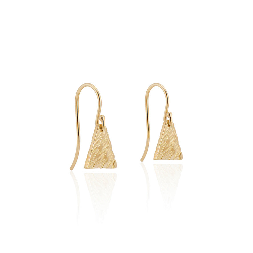 A delicate texture graces the triangular Sketch earring, a celebration of visual musings and infinite daydreams. 
