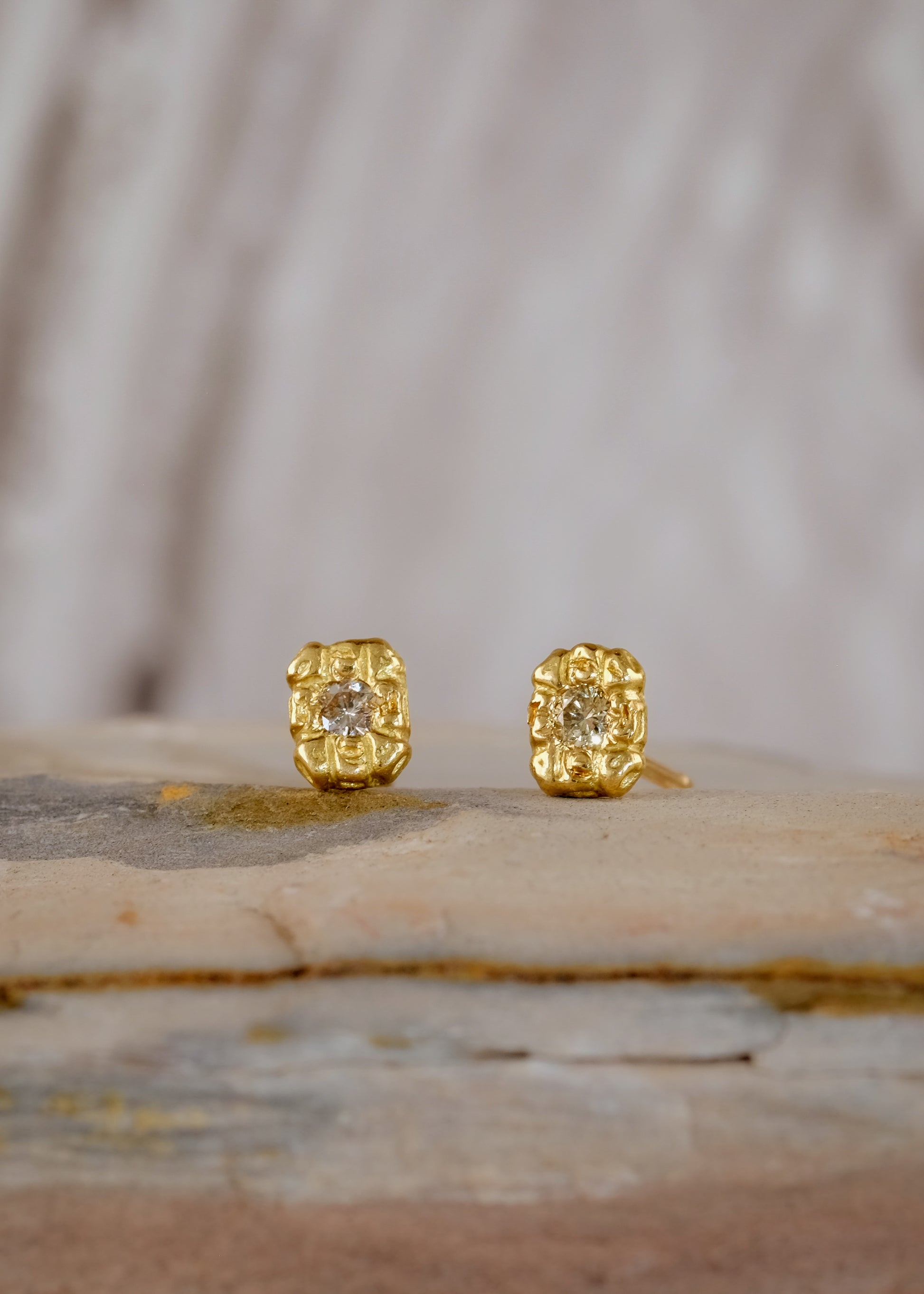 Textured gold, hand-carved to reveal its lustre, surrounds gleaming diamonds to create the Barre earring—an essential and elegant design that calls to mind the effortless grace of a ballerina at the barre. 