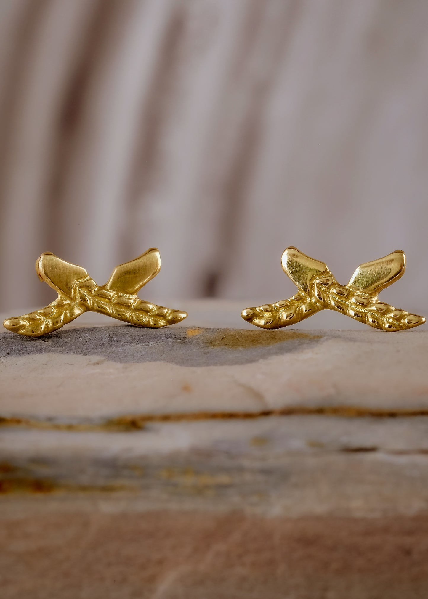 Like childhood sketches brought to life, the Byrd earring calls to mind the magic and mystery of birds in flight. Created to resemble the intricate patterns of a feather, these criss-crossed stud earrings sit delicately on the ear. 