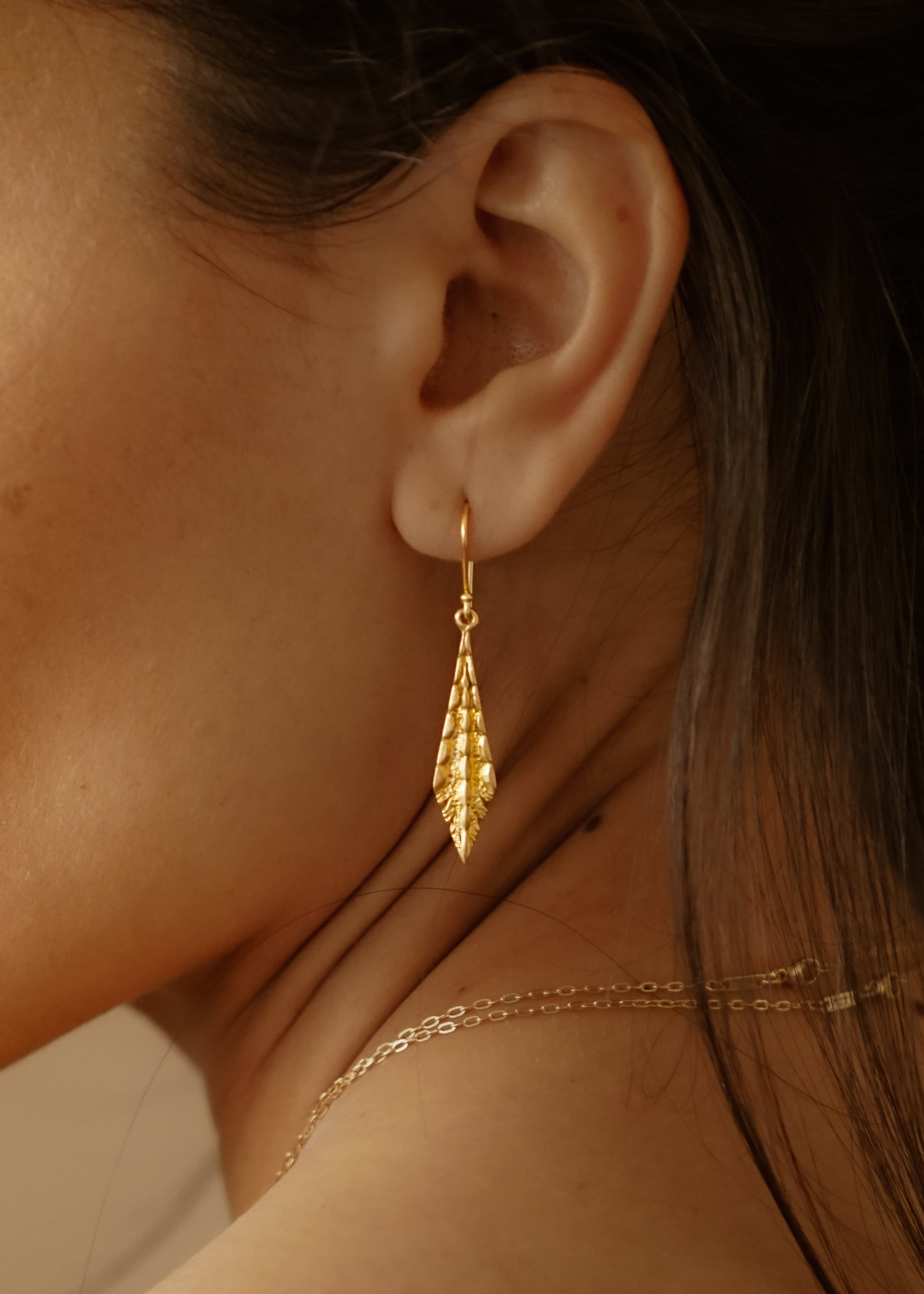 A thing of fairytales. The Cicle earring takes its cue from icicles glinting on scalloped rooftops made of sugar crystals, revealing intricate detail and texture that plays with the light with each turn of the head.  