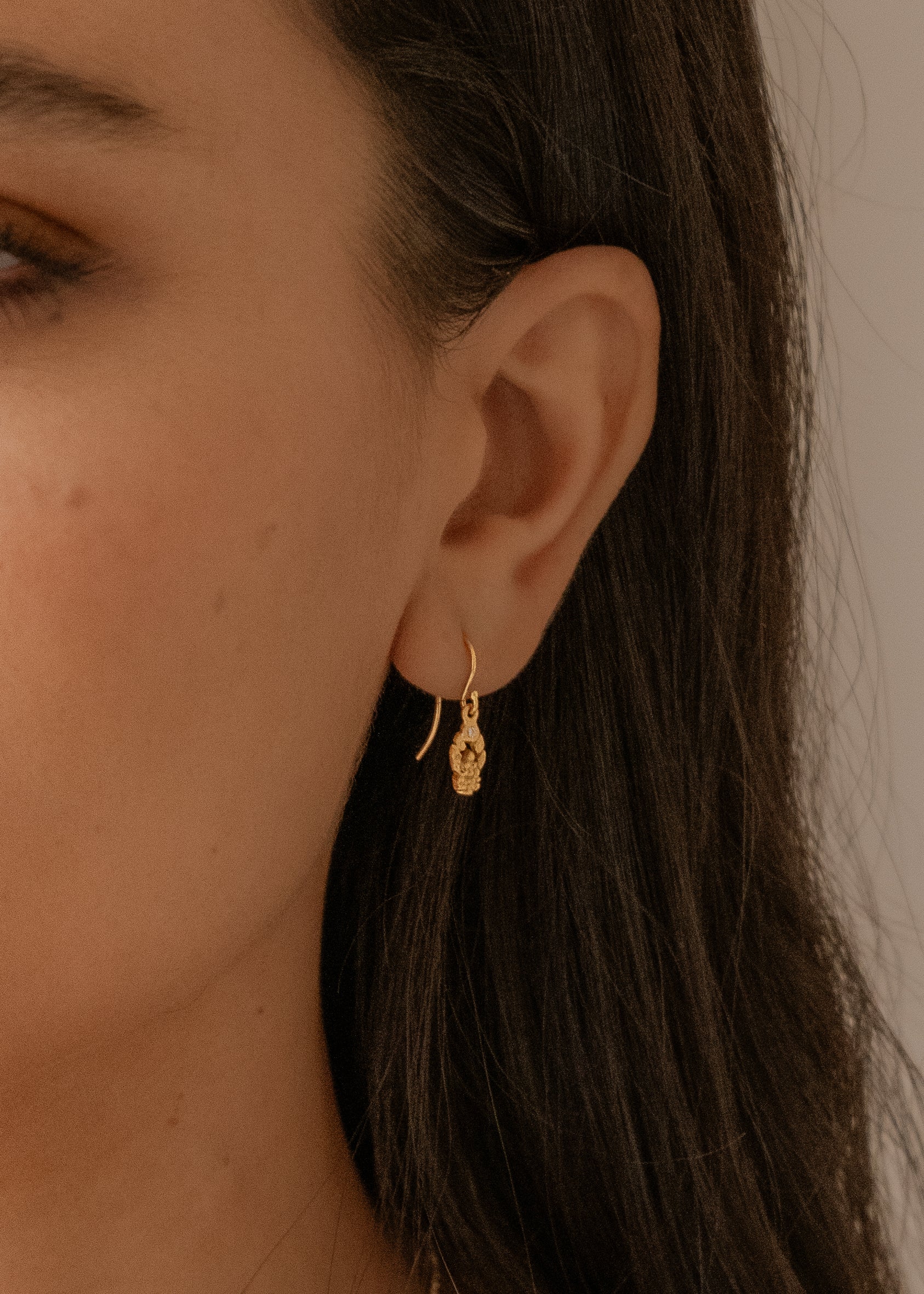 Exquisite details grace the elegant lines of the Pincer earring, a whimsical design that creates the illusion of golden drops being held in place by textured pincers. Gleaming diamonds at the top of the earring add a brilliant sparkle—a true celebration of craftsmanship. 