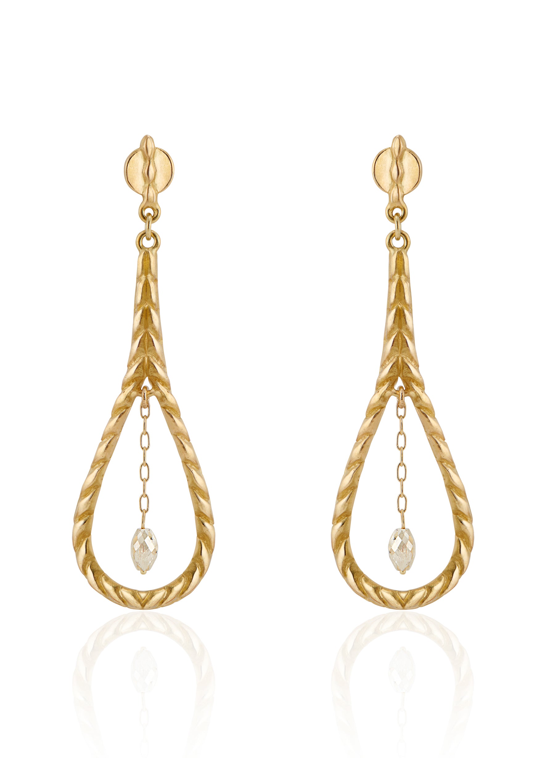 Like a song of the Siren, the Anchor earring seduces its wearer with exquisite craftsmanship and use of negative space. The hand-carved, rope-like detail highlights the elongated shape, lending an elegant nautical touch. Inside, diamond beads dangle from a delicate chain, a glint of sunlight on water that draws the eye in and captivates. 