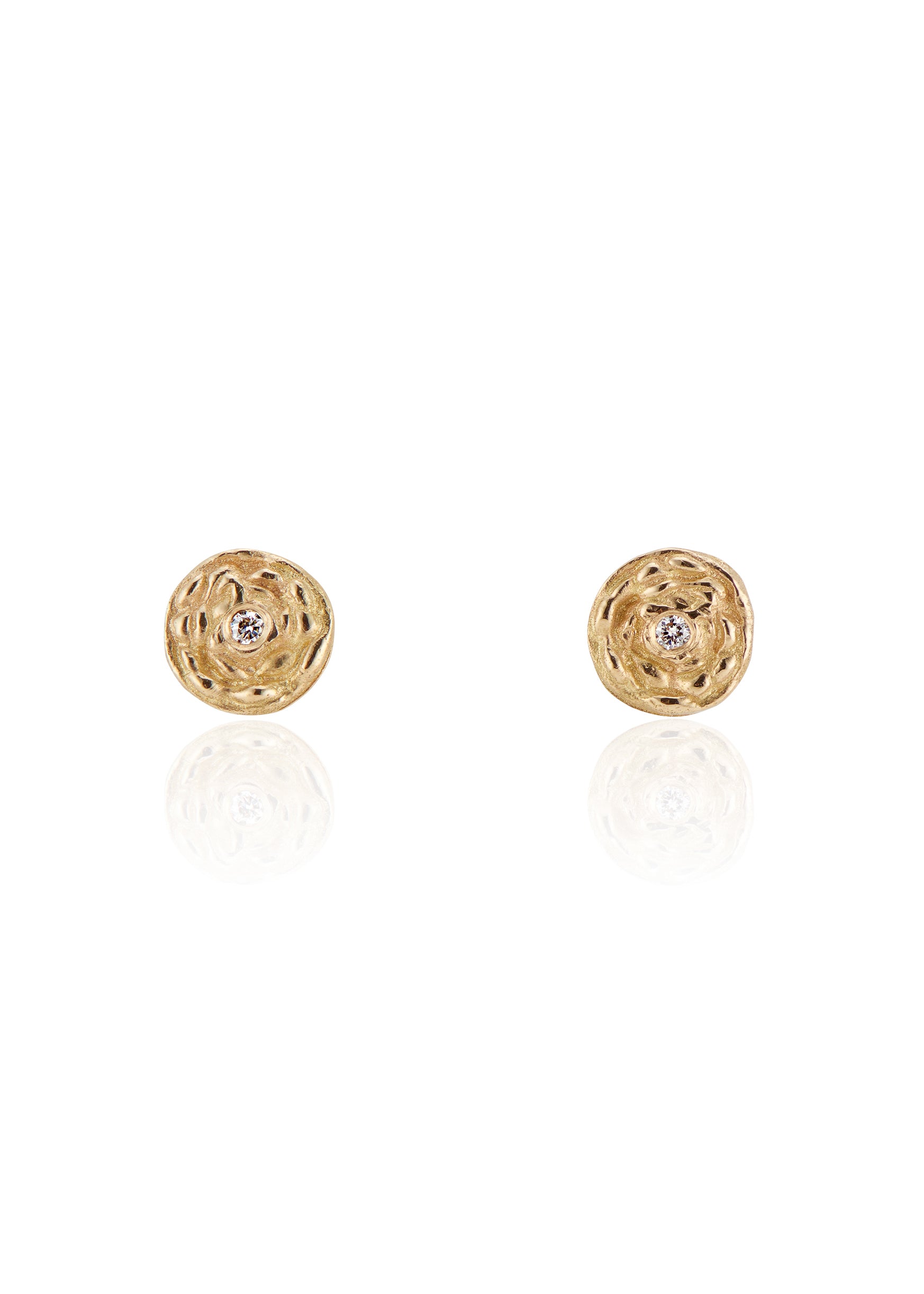 Like an echo of the past that comes full circle, the Beaded earring captures old world craftsmanship made modern for today’s everyday wear. Hand-carved beads create a stunning spiral, drawing the eye in to a brilliant diamond accent. 