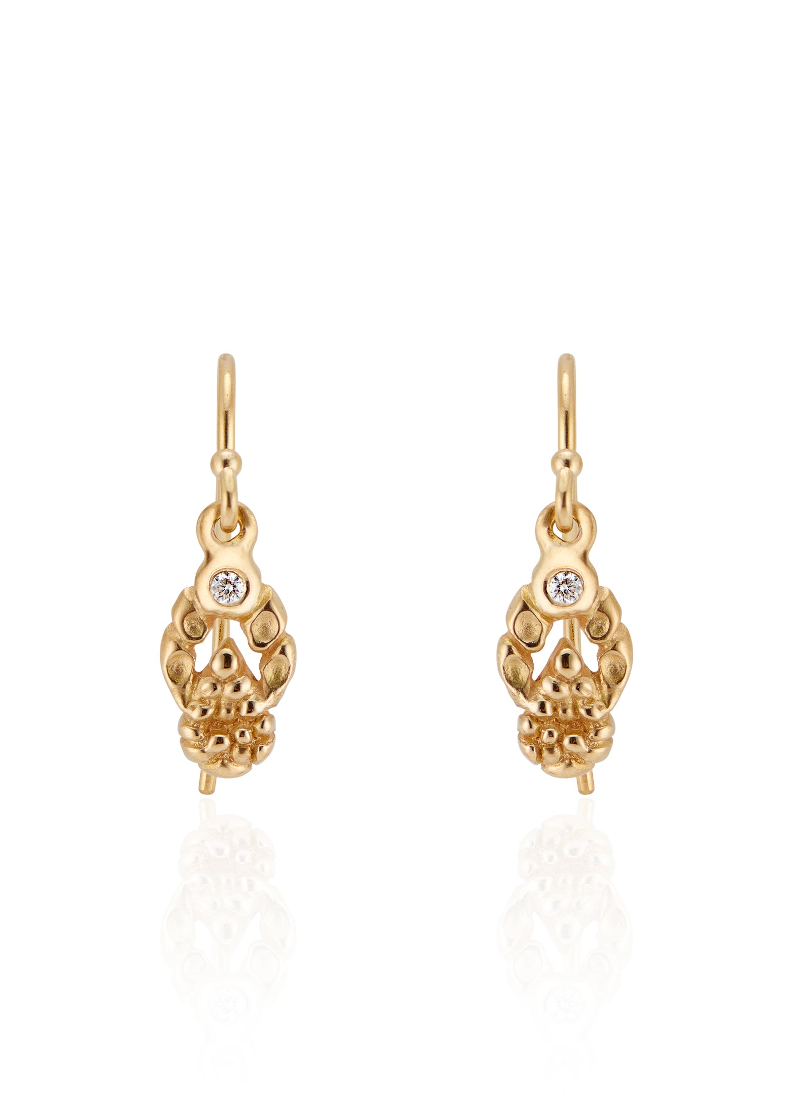 Exquisite details grace the elegant lines of the Pincer earring, a whimsical design that creates the illusion of golden drops being held in place by textured pincers. Gleaming diamonds at the top of the earring add a brilliant sparkle—a true celebration of craftsmanship. 