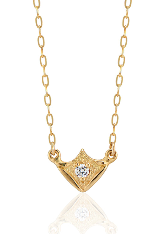 On the Rue Saint-Séverin, the Gothic cathedral reigns, its bell marking the passage of time as it has for over 700 years. Among the sloping curves and keen points of its vaulted ceiling, the Vault necklace draws its inspiration. A gleaming diamond is graced with beads and textured gold to create a necklace that evokes the magic of those Parisian nights that shimmer with warmth and history. 