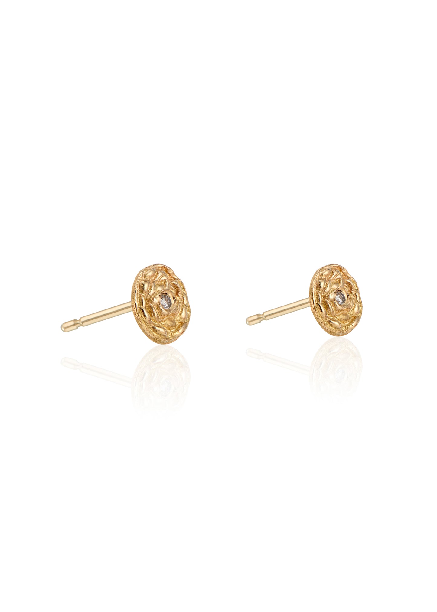 Like an echo of the past that comes full circle, the Beaded earring captures old world craftsmanship made modern for today’s everyday wear. Hand-carved beads create a stunning spiral, drawing the eye in to a brilliant diamond accent. 