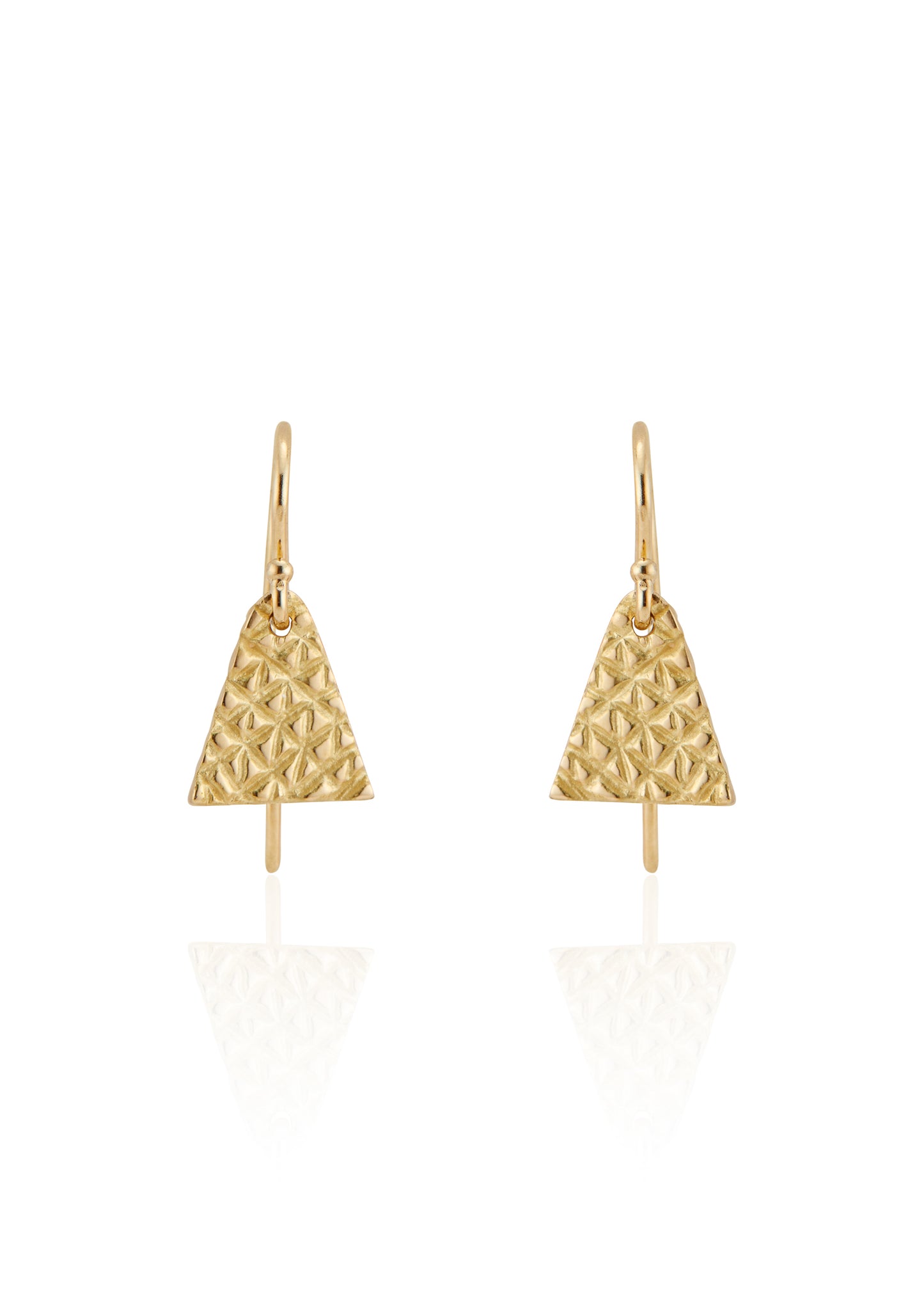 Pillows of gold create a visual feast on the delicate Pillow earring, a dangling triangular style inspired by a beloved aunt’s tassel rings. 