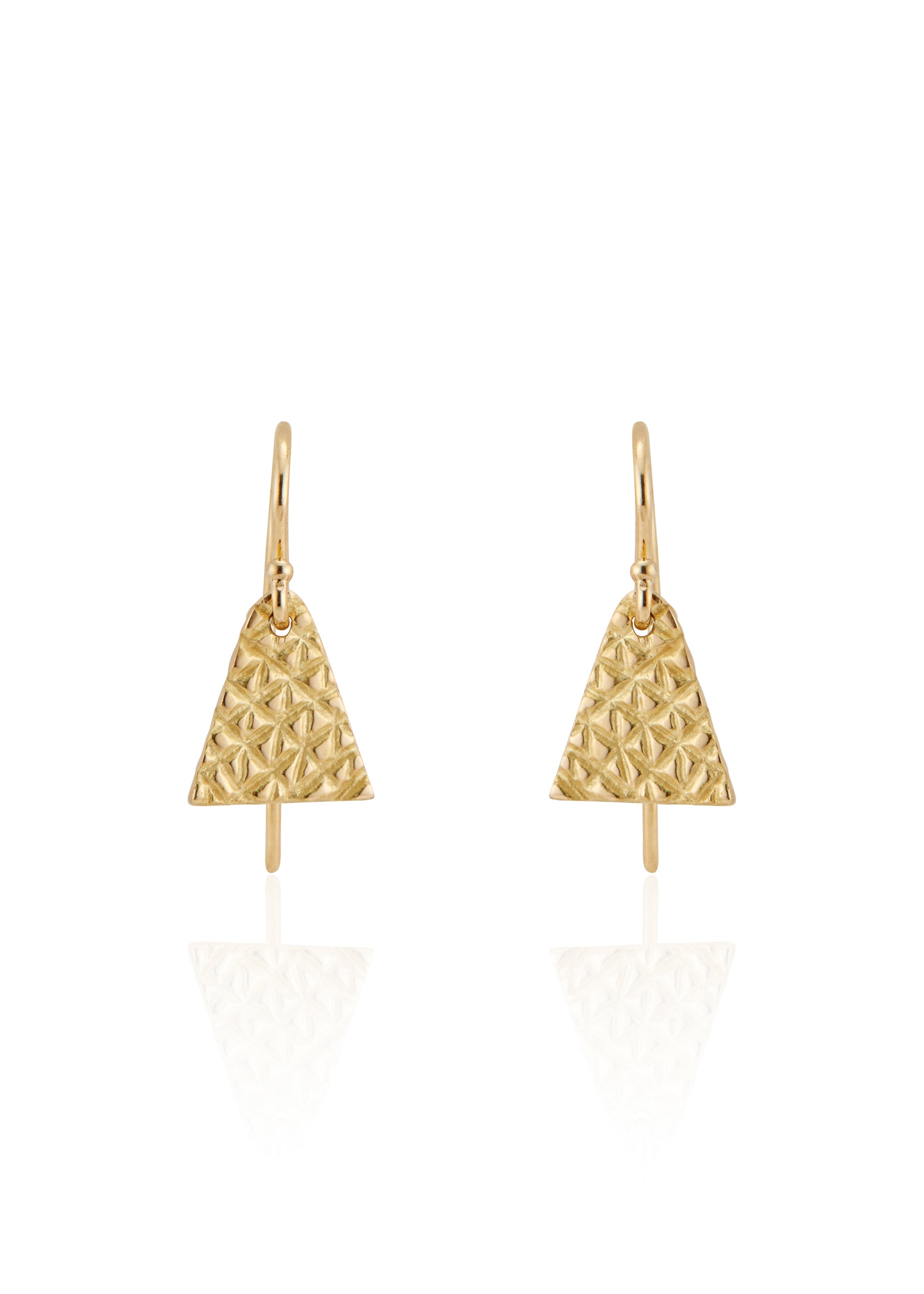 Pillows of gold create a visual feast on the delicate Pillow earring, a dangling triangular style inspired by a beloved aunt’s tassel rings. 
