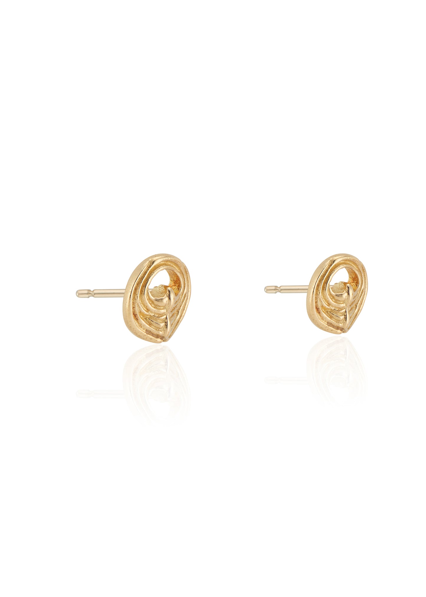 A nod to the impenetrable strength of the feminine spirit, the Shield earring merges strong lines with gentle sloping curves—a hand-crafted study of power and grace, of substance and elegance. 