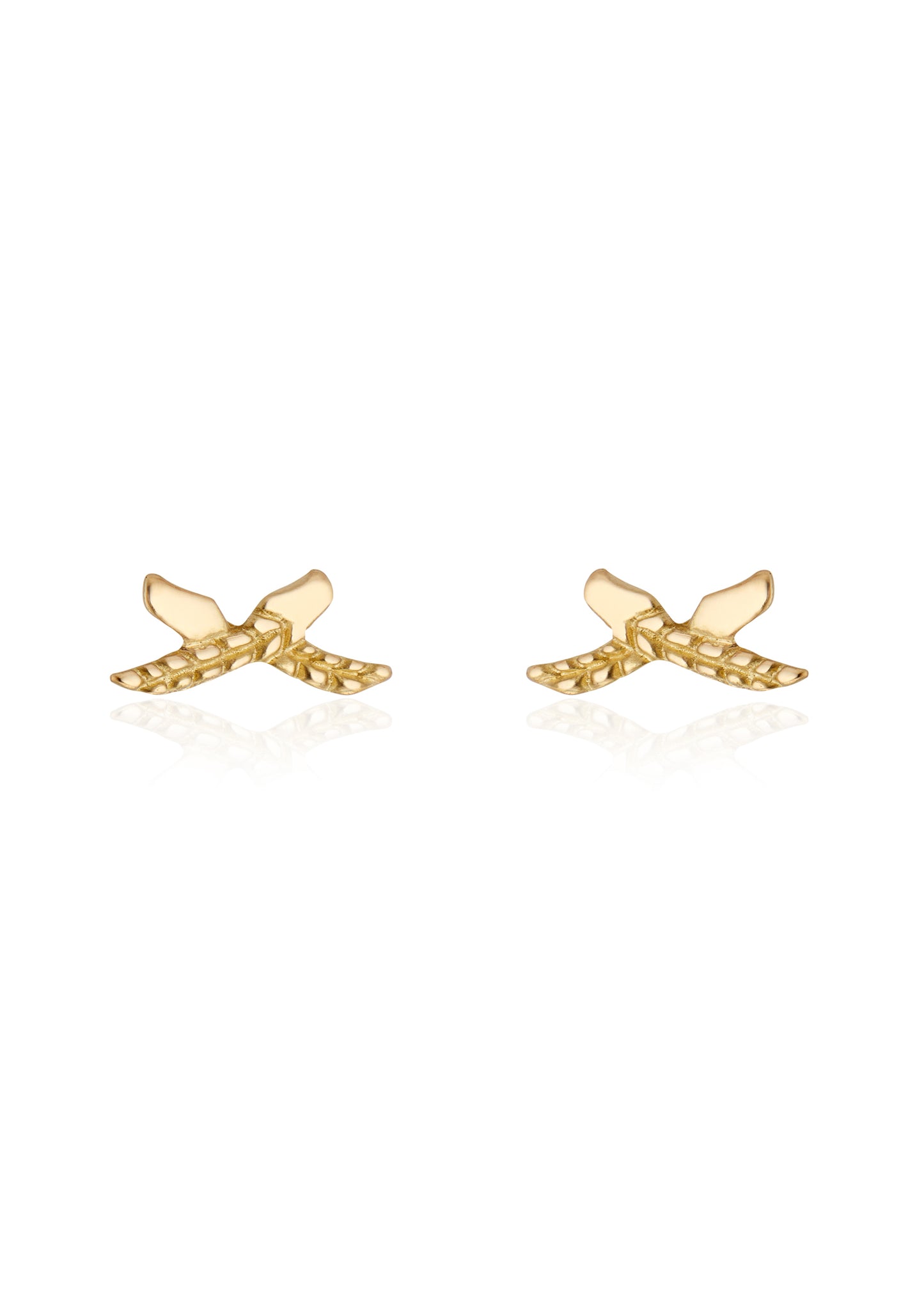 Like childhood sketches brought to life, the Byrd earring calls to mind the magic and mystery of birds in flight. Created to resemble the intricate patterns of a feather, these criss-crossed stud earrings sit delicately on the ear. 