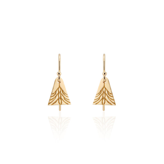 As timeless as the evergreen boughs reflected in the delicate hand-carved detail, the earthy and elegant Noel earring was inspired by the tassel rings worn by a beloved aunt. 