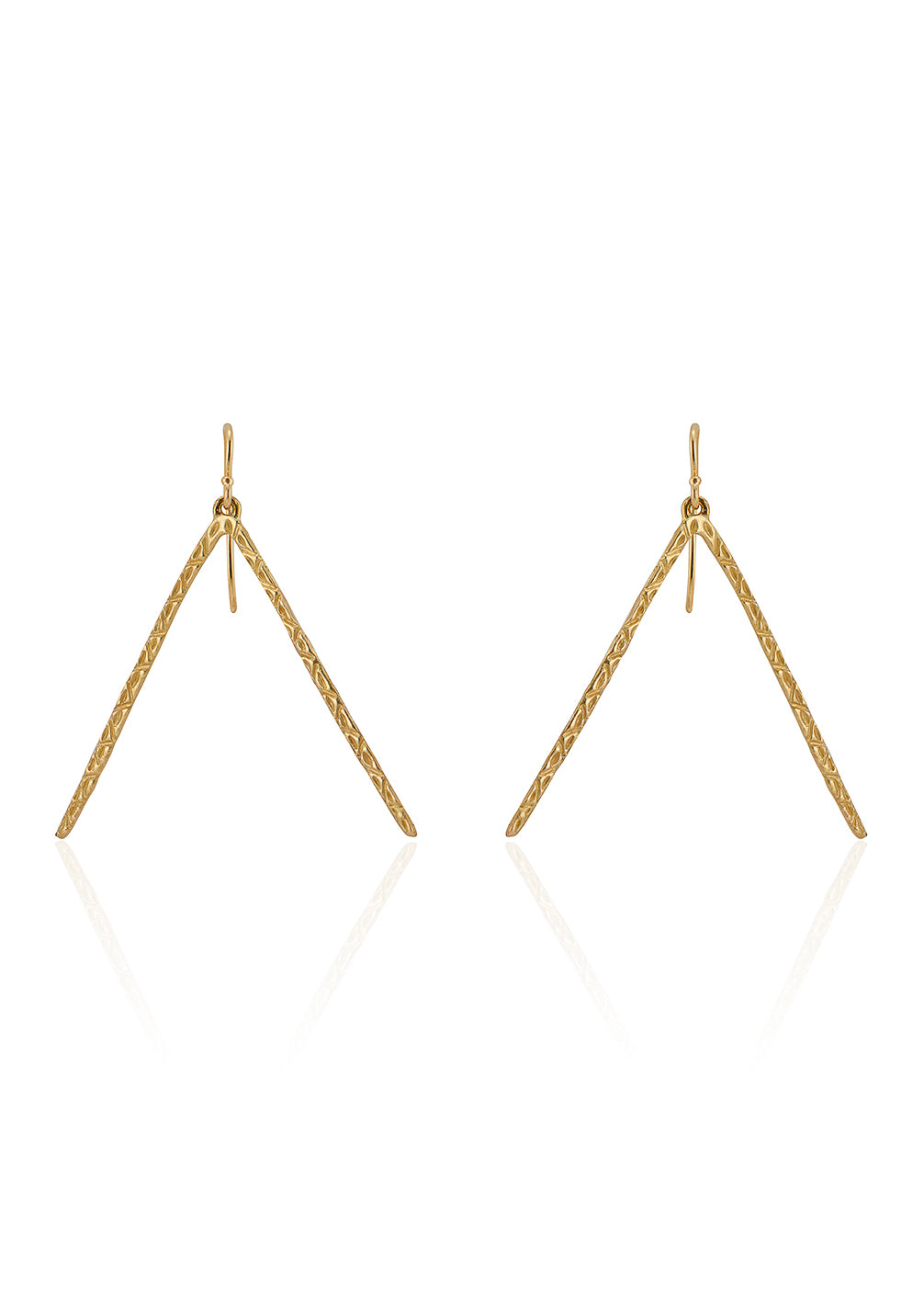 Plucked from Carnaby Street’s glory days and re-imagined with minimalist elegance, the wishbone-shaped Kirby earring is hand-carved into a stunning texture that reflects and refracts light while dangling delicately from the ear—a swinging style worthy of its London roots. 