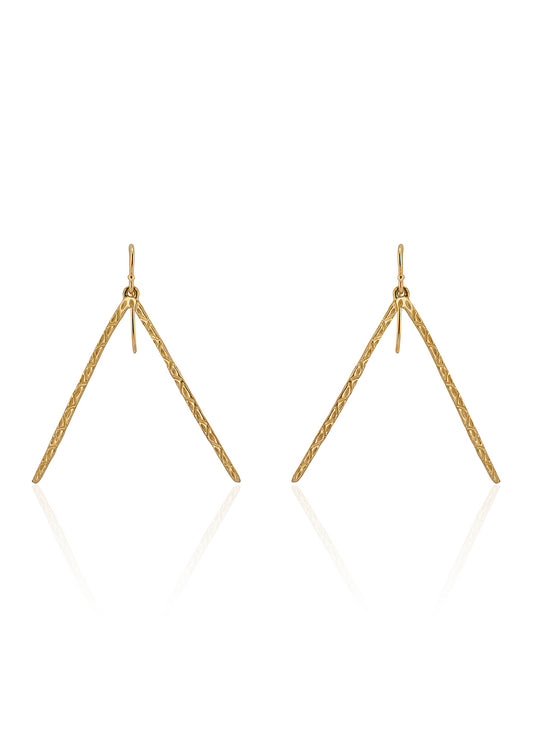 Plucked from Carnaby Street’s glory days and re-imagined with minimalist elegance, the wishbone-shaped Kirby earring is hand-carved into a stunning texture that reflects and refracts light while dangling delicately from the ear—a swinging style worthy of its London roots. 