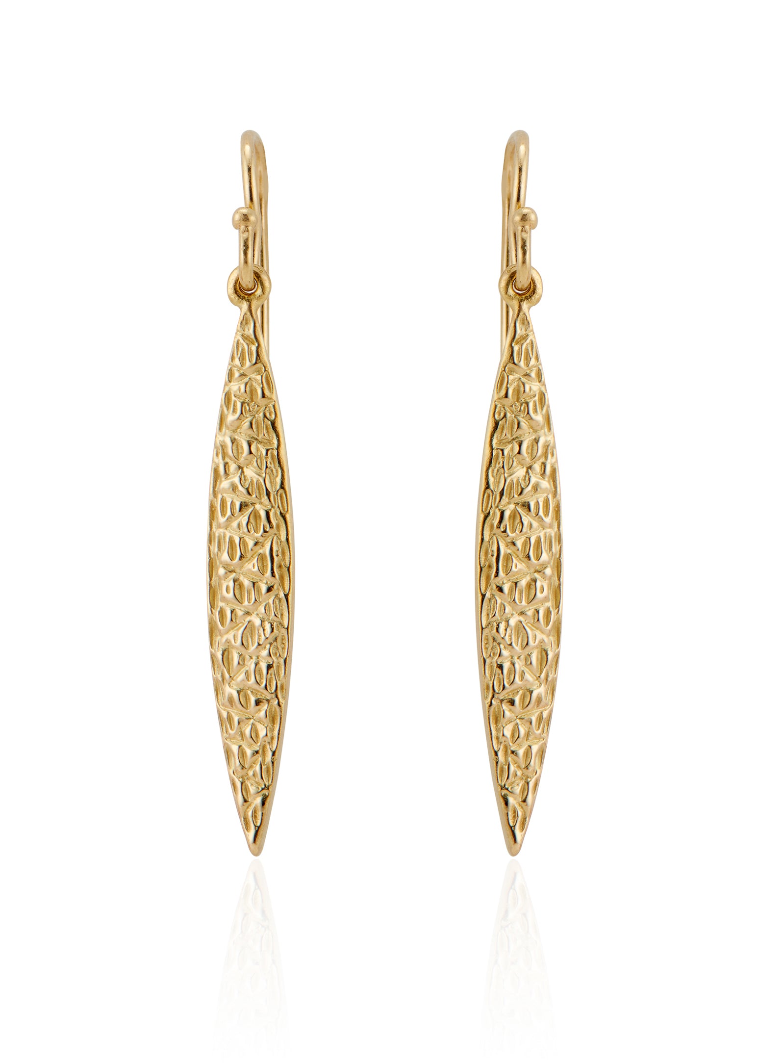Inspired by the sacred tree of protection which shares its name, the Linden earring slopes gracefully into an elongated point, its delicate details mirroring the weathered bark of the tree that offers shelter to those who seek it. 