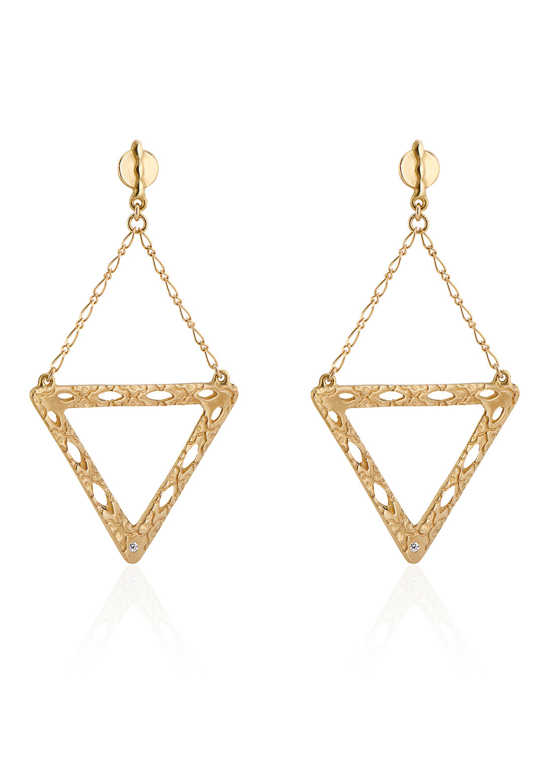 Like two souls finding their reflections in one another, the Tryst earring creates the illusion of mirrored triangles in a celebration of negative space. Dangling from a delicate chain, textured gold is dotted with open oblongs that draw the eye to the nadir of the triangle, where a sparkling diamond punctuates with brilliance. 