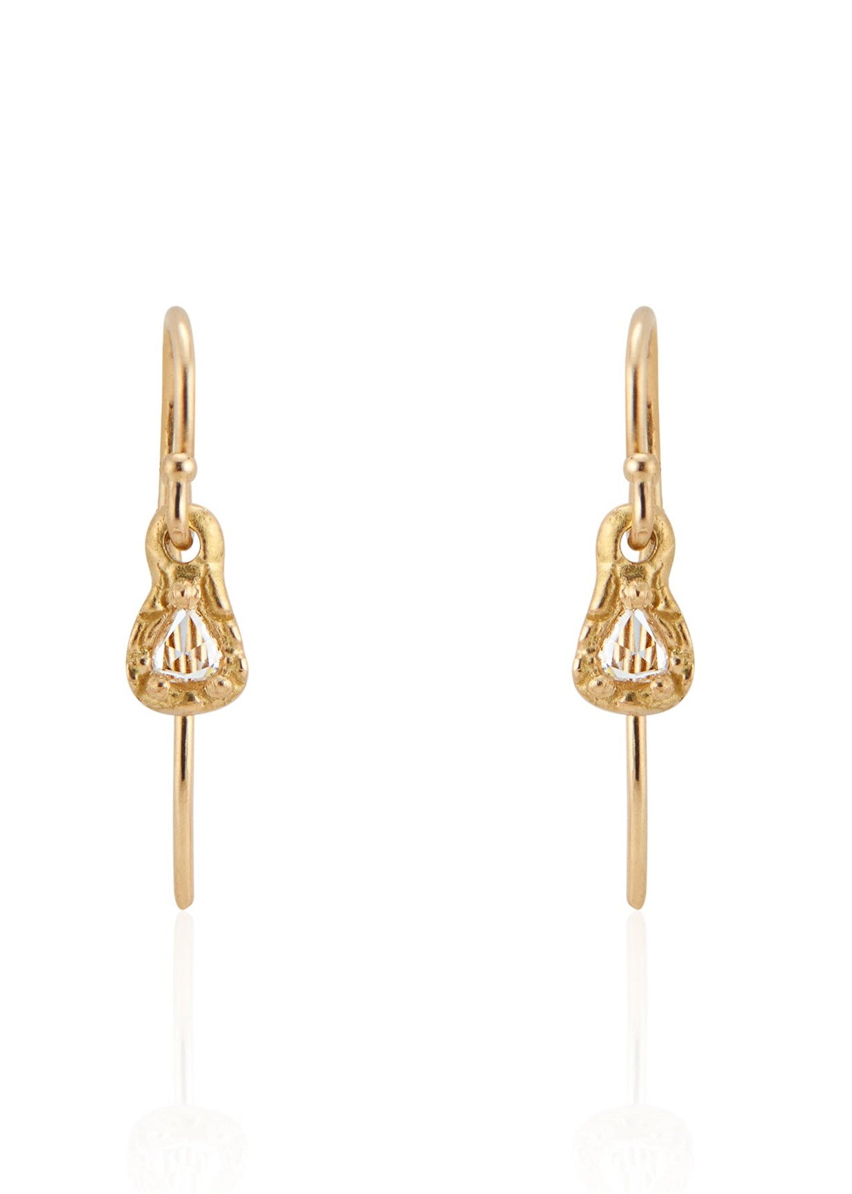 Intricately hand-carved gold cradles brilliant pear-shaped diamonds to create the Heroine-earring—noble, beautiful and graceful; a self-love story for the ages.