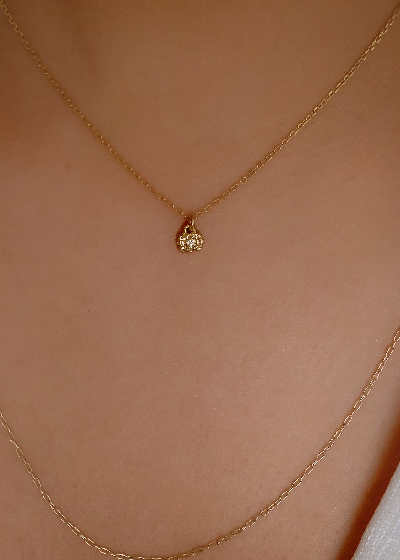 Textured gold, hand-carved to reveal its lustre, surrounds a gleaming diamond to create the Barre necklace—an essential and elegant design that calls to mind the effortless grace of a ballerina at the barre.