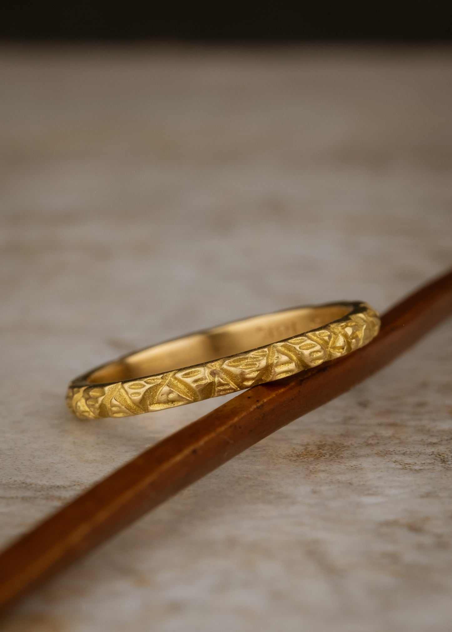 Inspired by winding roads that invite spontaneous adventure, the hand-detailed patterns in the Lain ring create a map for daydreams—a personal compass made of precious gold. 