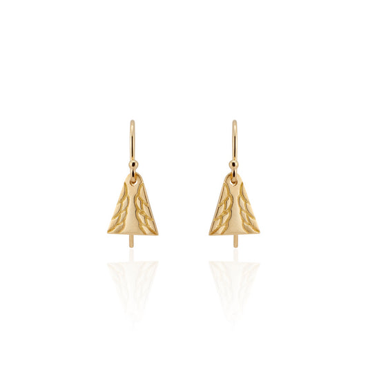 Inspired by tassel rings worn by a beloved aunt, the Wing earring is grounded in simplicity, with a hand-carved feather design that beckons the imagination to soar. 